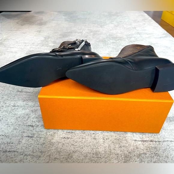 LOUIS VUITTON - NEW Jumble Flat Ankle Boots Leather and Monogram Canvas. - Picture 8 of 10